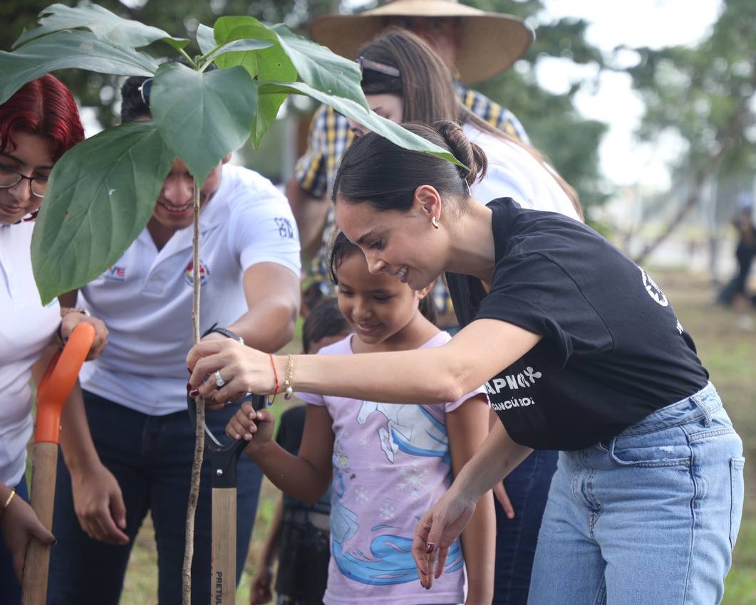 ANA PATRICIA PERALTA Y JÓVENES CANCUNENSES TRABAJAN POR LA PRESERVACIÓN