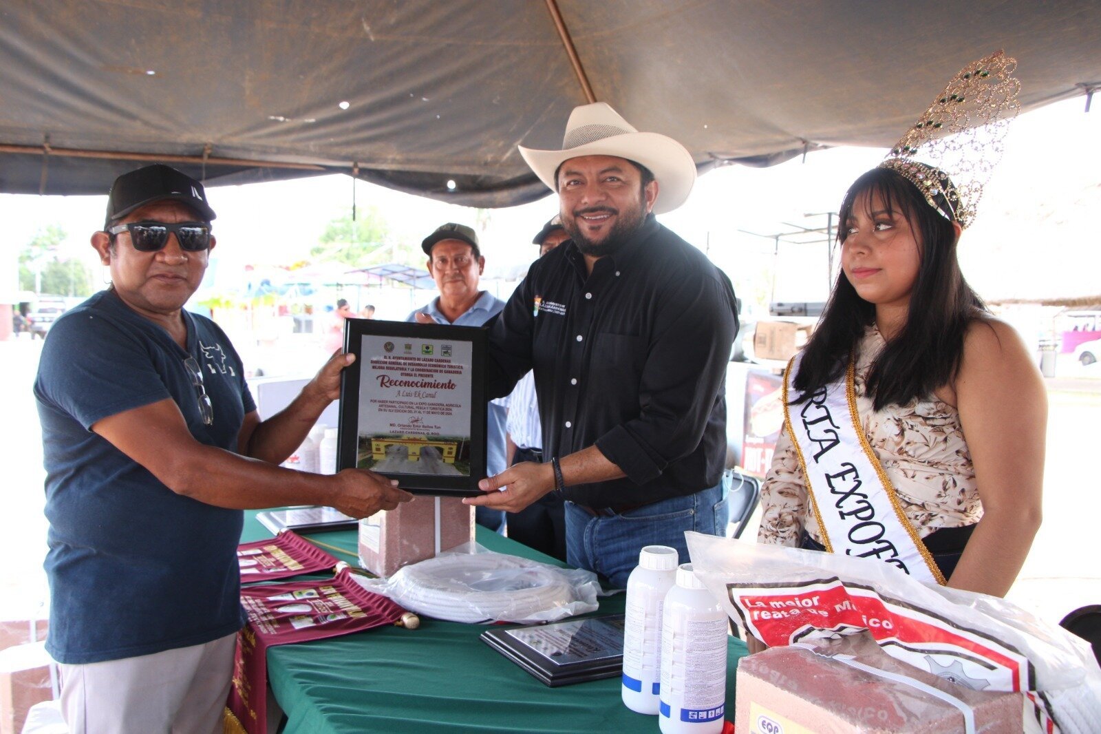RECONOCEN PARTICIPACIÓN DE GANADEROS EN LA EXPOFERIA KANTUNILKÍN 2024
