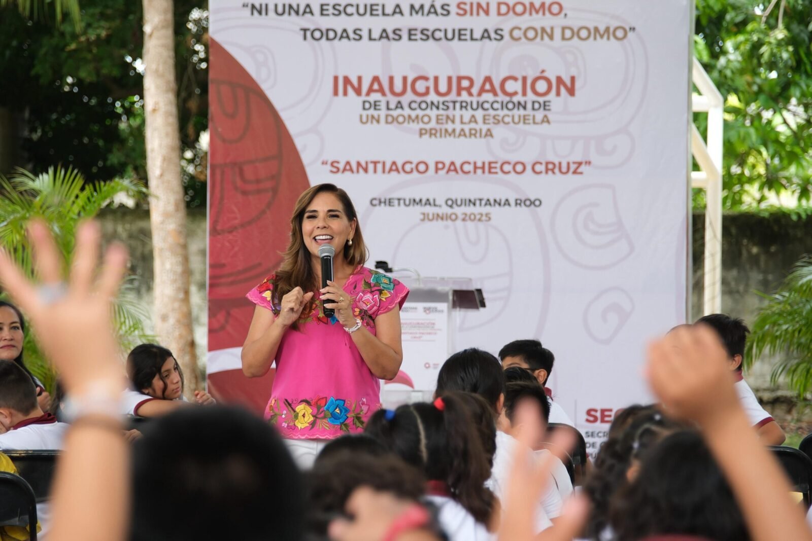 TRAS MÁS DE 50 AÑOS, MARA LEZAMA SALDA DEUDA HISTÓRICA CON LA PRIMARIA “SANTIAGO PACHECO CRUZ”, DE CHETUMAL, AL ENTREGAR DOMO ESCOLAR
