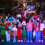 ATENEA GÓMEZ RICALDE LLEVA MAGIA Y ALEGRÍA A LAS CALLES DE ISLA MUJERES CON LA CARAVANA NAVIDEÑA