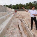 ATENEA GÓMEZ RICALDE SUPERVISA AVANCES DE LA PRIMERA CANCHA DE FÚTBOL 7 EN CIUDAD MUJERES