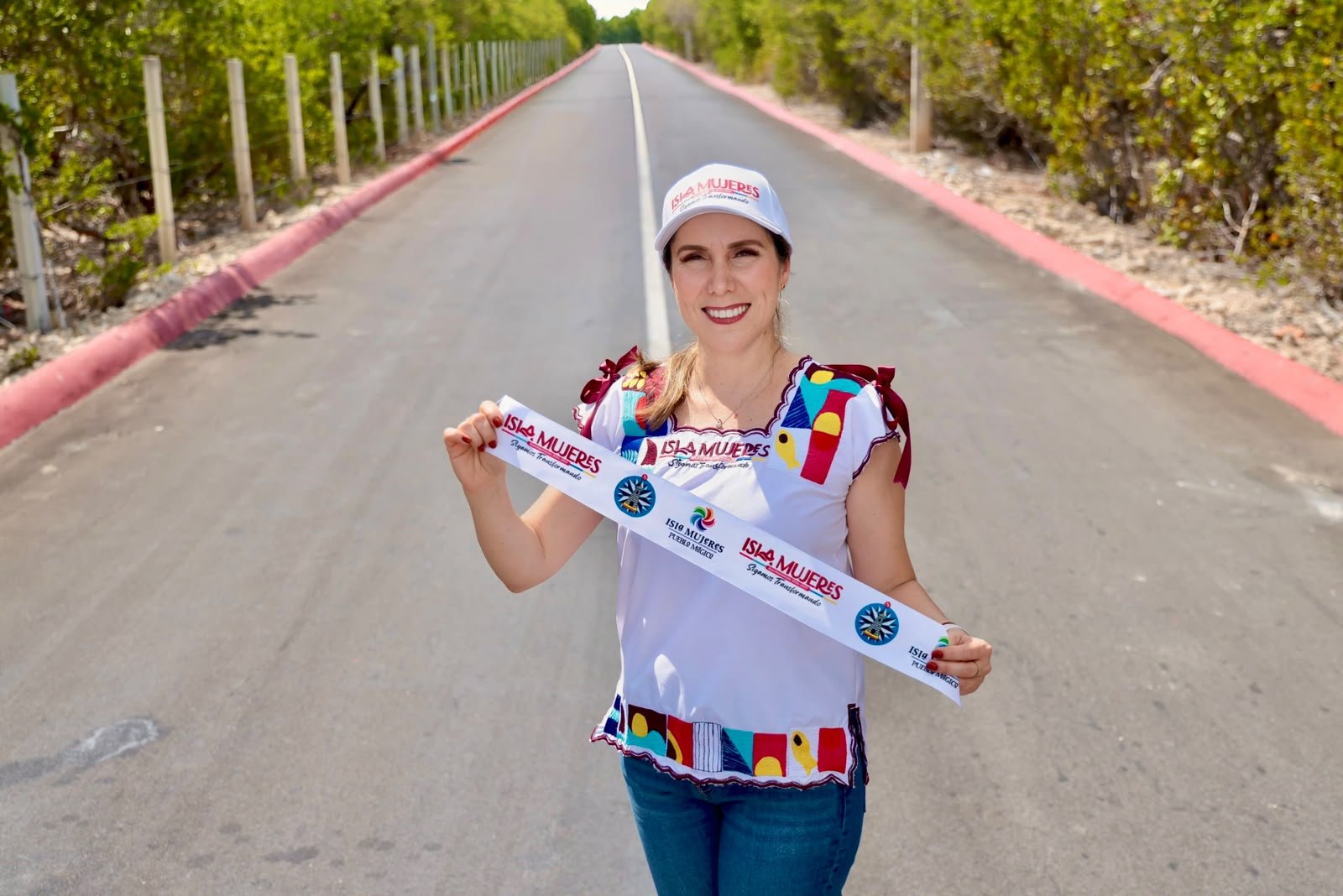 ATENEA GÓMEZ RICALDE ENTREGA NUEVA OBRA DE PAVIMENTACIÓN EN LA CARRETERA SAC BAJO DE ISLA MUJERES