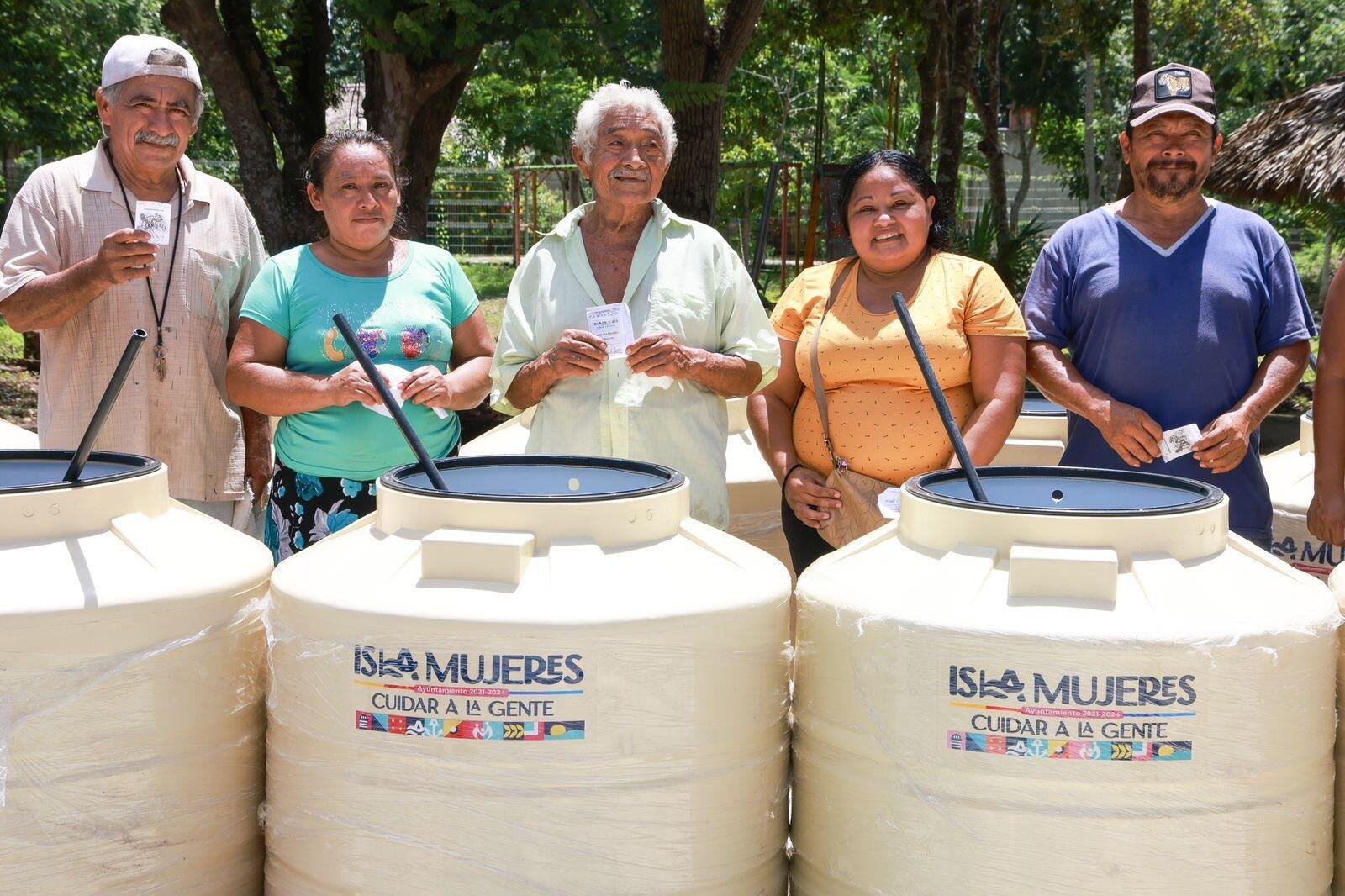 GOBIERNO DE ATENEA GÓMEZ ENTREGA CERCA DE 300 APOYOS EN LA COMUNIDAD DE FRANCISCO MAY