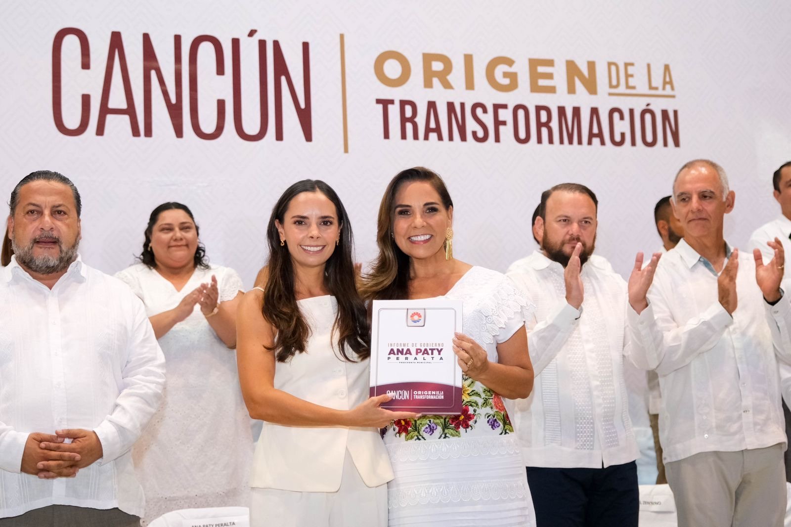 LA TRANSFORMACIÓN INICIÓ EN CANCÚN Y AQUÍ ESTÁ QUIEN LO HIZO, AFIRMA ANA PATY PERALTA EN EL TERCER INFORME DE GOBIERNO, ANTE LA GOBERNADORA MARA LEZAMA