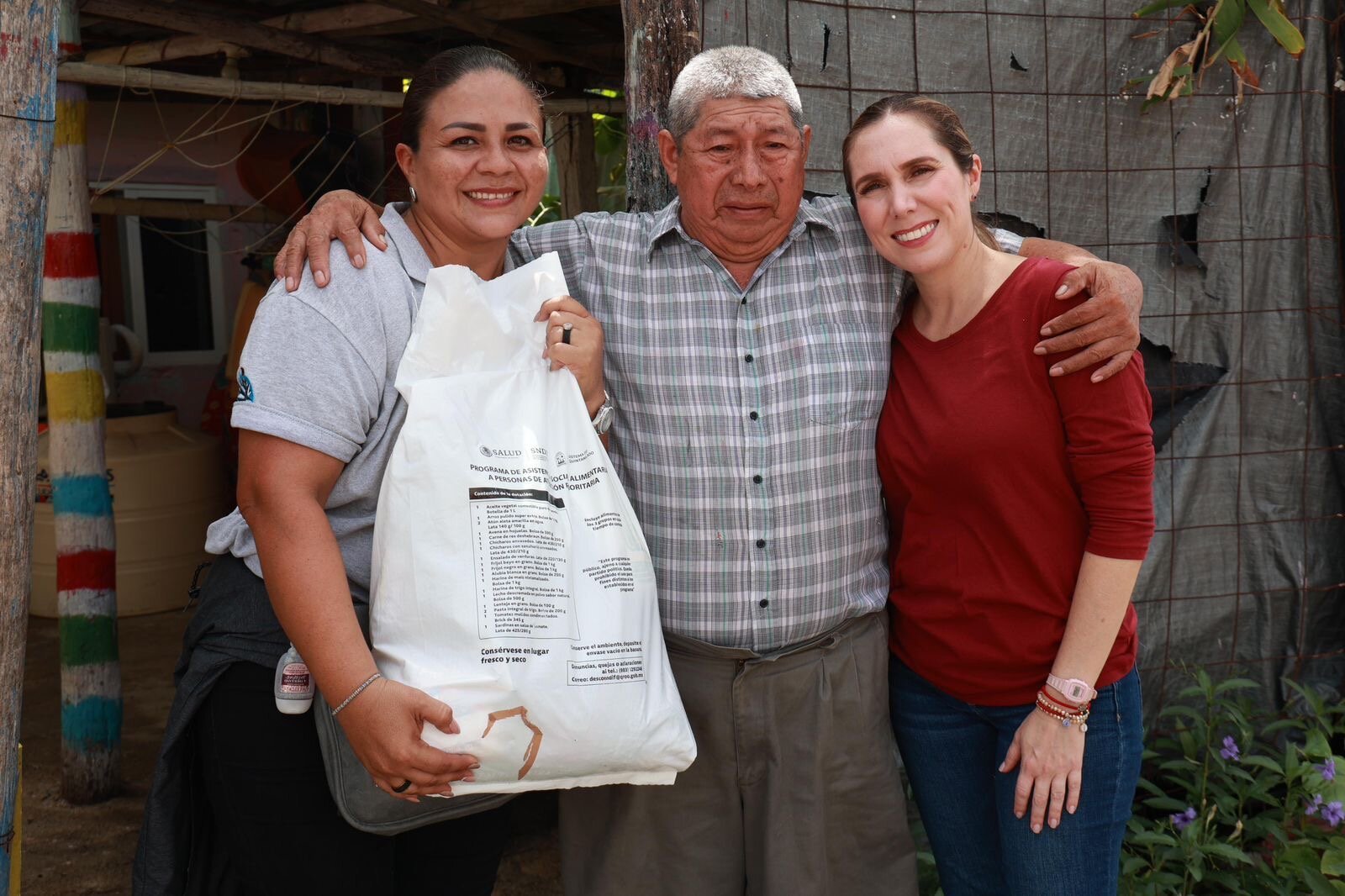 ATENEA GÓMEZ RICALDE ENTREGA APOYOS ALIMENTARIOS A LAS ABUELITAS Y ABUELITOS DE ISLA MUJERES