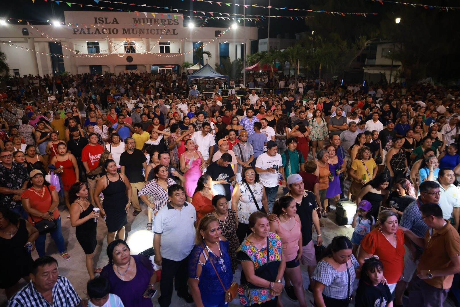 CIERRAN CON BROCHE DE ORO LAS FIESTAS DE FUNDACIÓN DE ISLA MUJERES CON BAILE DE PALETO ‘LA VOZ DE LA CUMBIA’