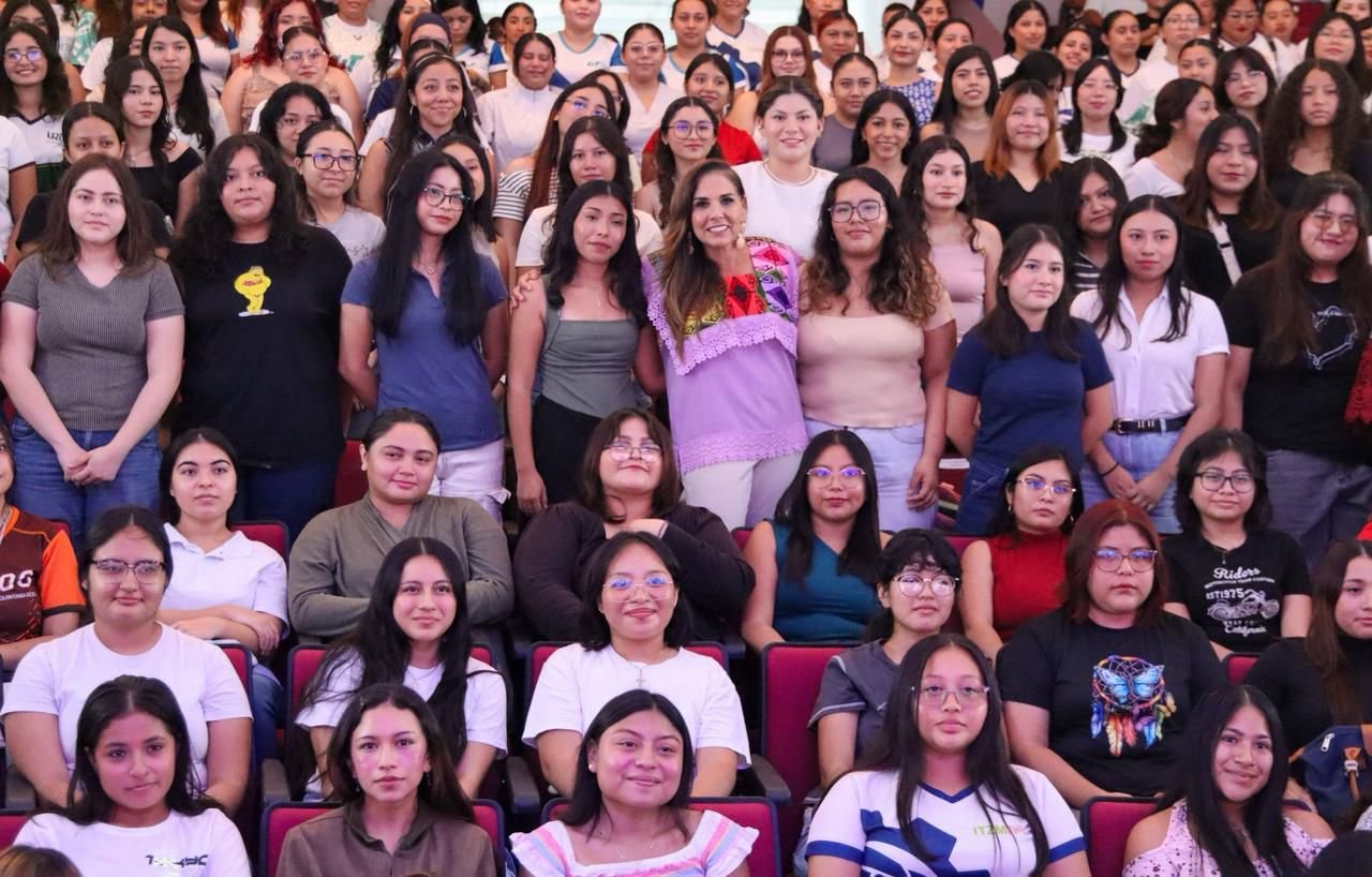 ENCABEZA MARA LEZAMA ENTREGA DE APOYOS A ESTUDIANTES DEL PROGRAMA DE BECAS PARA MUJERES EN EDUCACIÓN SUPERIOR