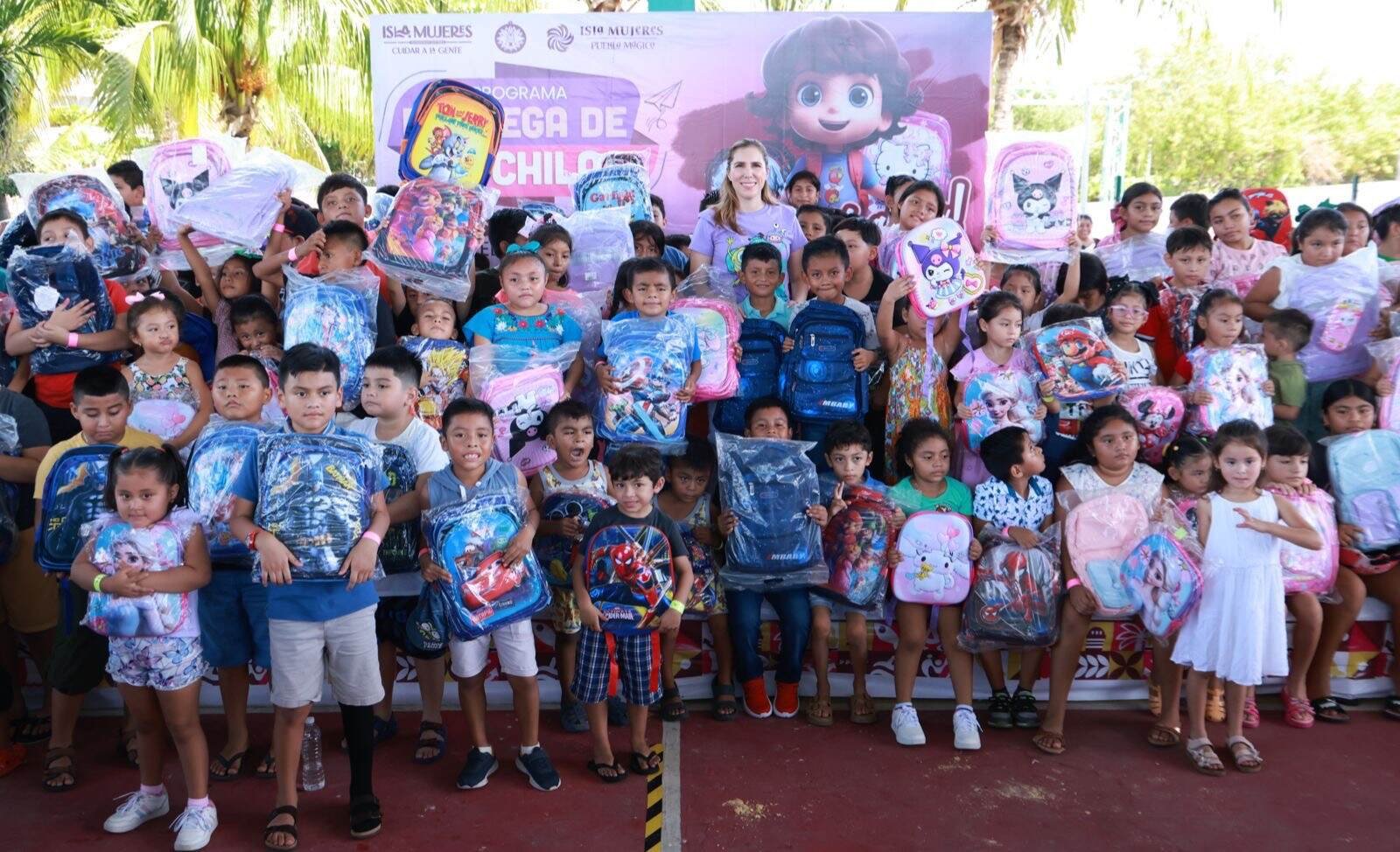 ATENEA GÓMEZ RICALDE ENTREGA 4 MIL MOCHILAS NUEVAS EN ISLA MUJERES