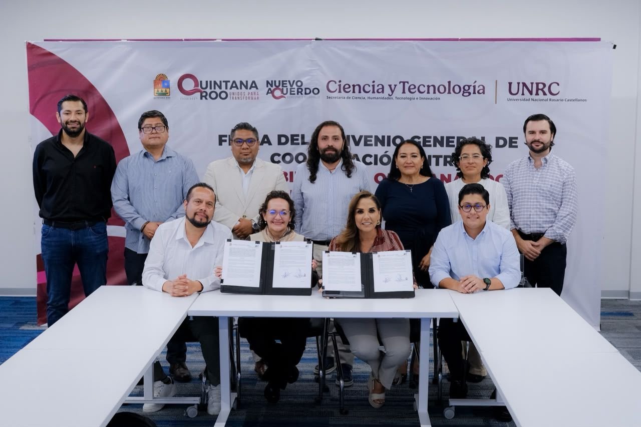 FIRMAN MARA LEZAMA Y XÓCHITL HERRERA CONVENIO QUE CREA LA UNIVERSIDAD ROSARIO CASTELLANOS EN PLAYA DEL CARMEN Y CHETUMAL