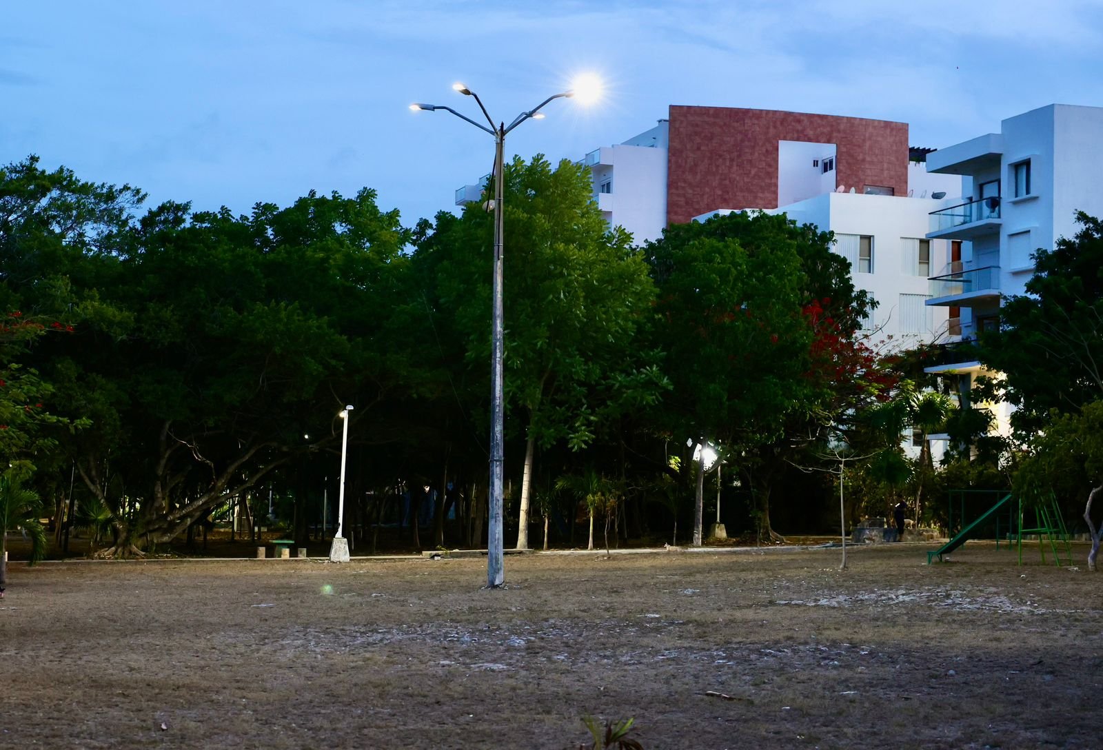 ILUMINA AYUNTAMIENTO DE BJ PARQUE EN LA SM 4 PARA MAYOR SEGURIDAD DE LAS FAMILIAS