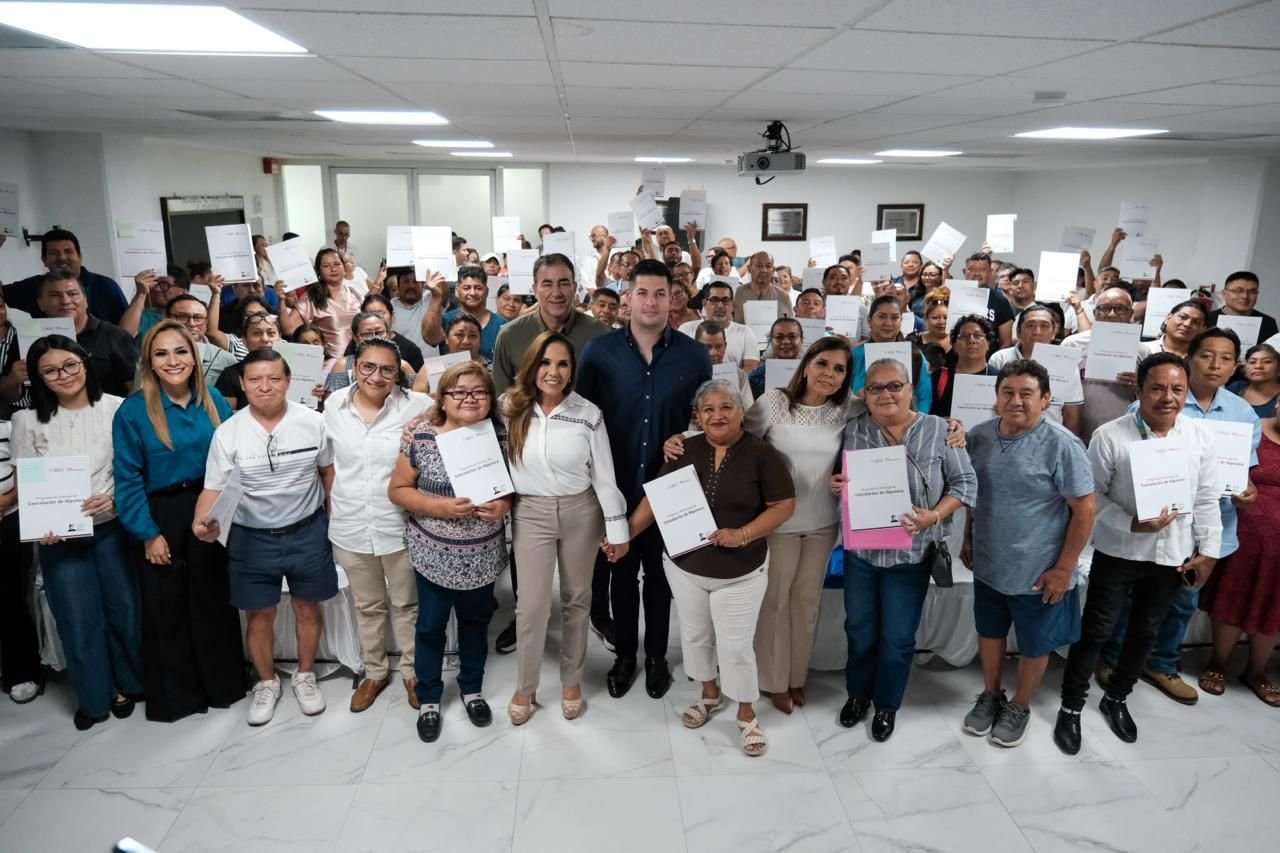 ENCABEZA MARA LEZAMA ENTREGA DE CANCELACIÓN DE HIPOTECAS DEL INFONAVIT A 100 FAMILIAS DE QUINTANA ROO