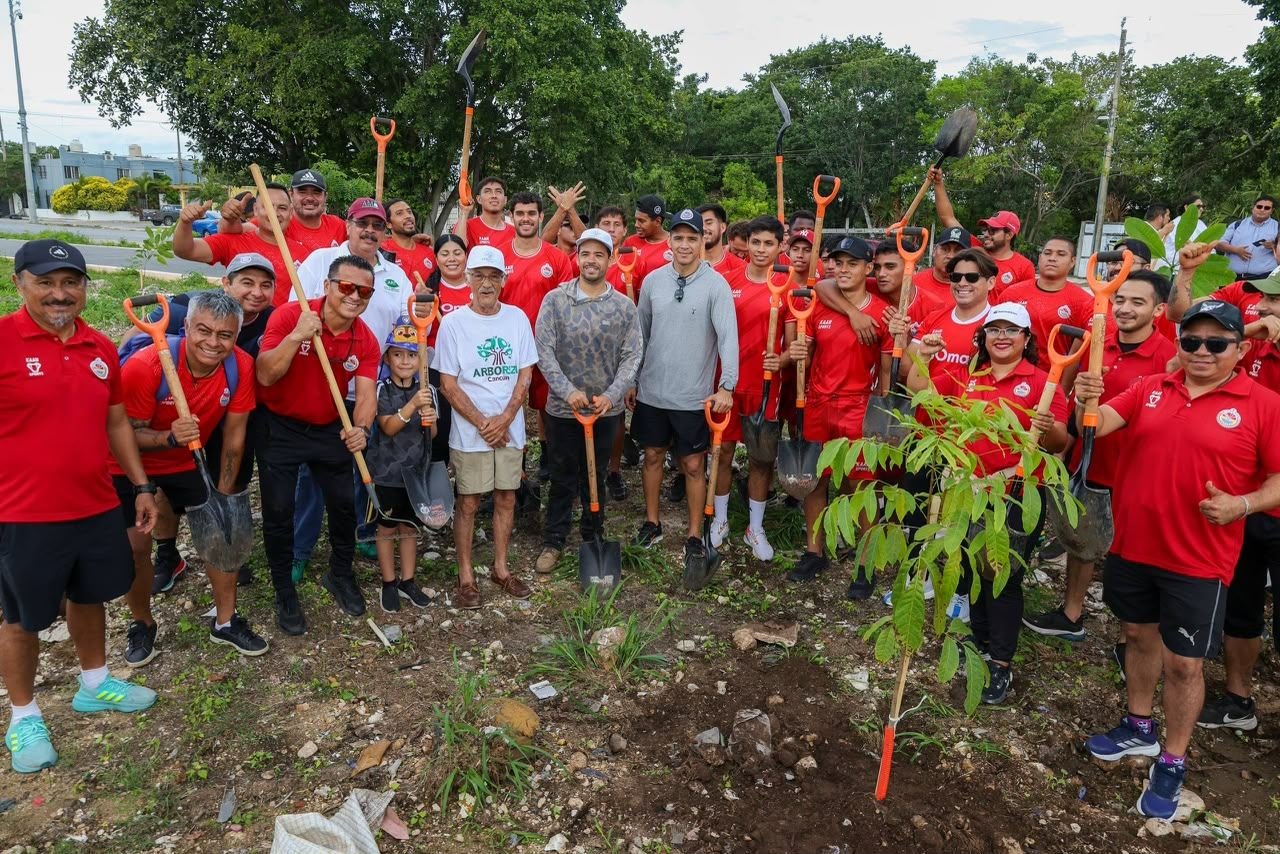 CONTINÚA “ARBORIZA CANCÚN” ATENDIENDO AV. 20 DE NOVIEMBRE