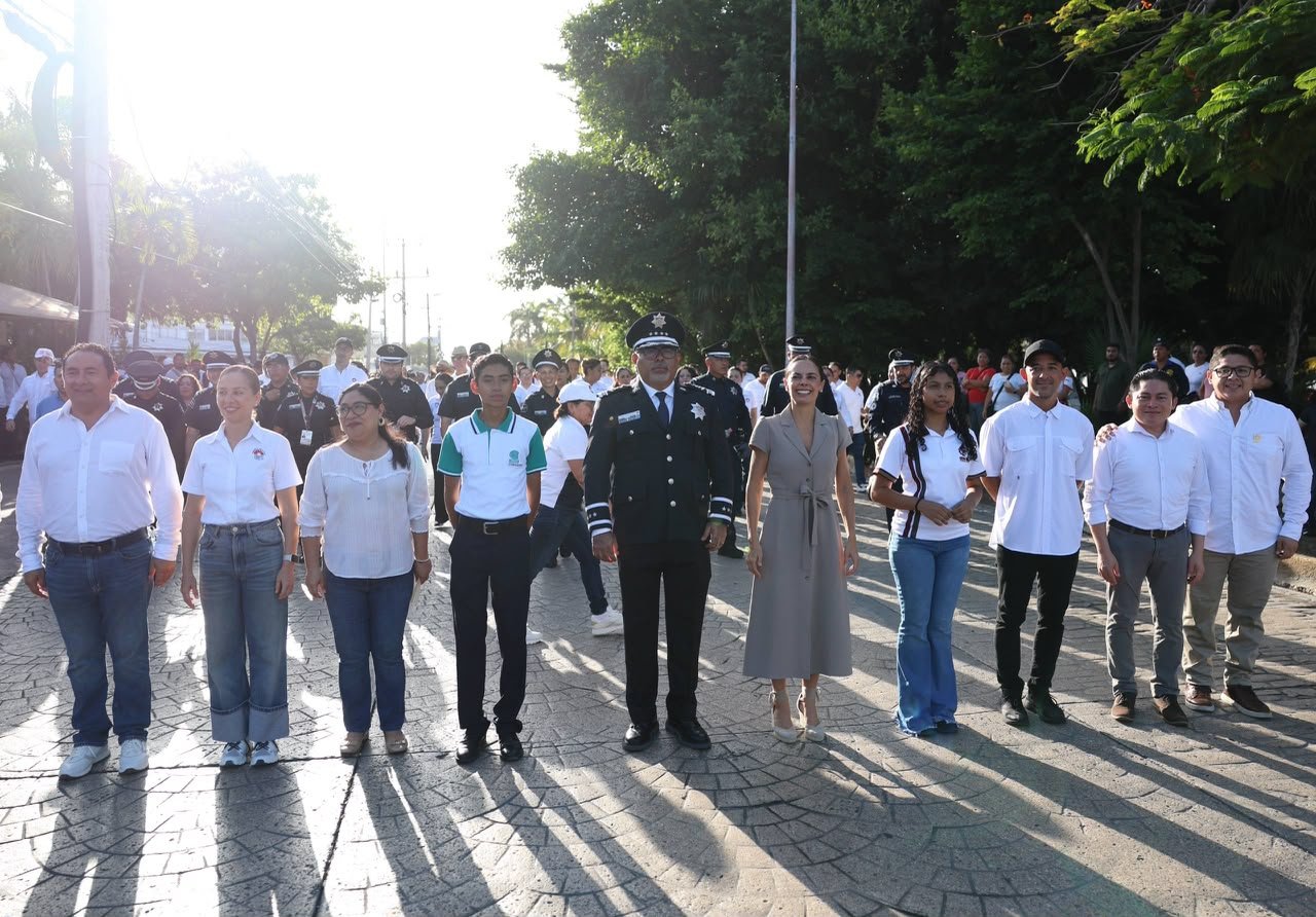 ENCABEZA ANA PATY PERALTA DESFILE CÍVICO-MILITAR EN LA ZONA FUNDACIONAL DE CANCÚN