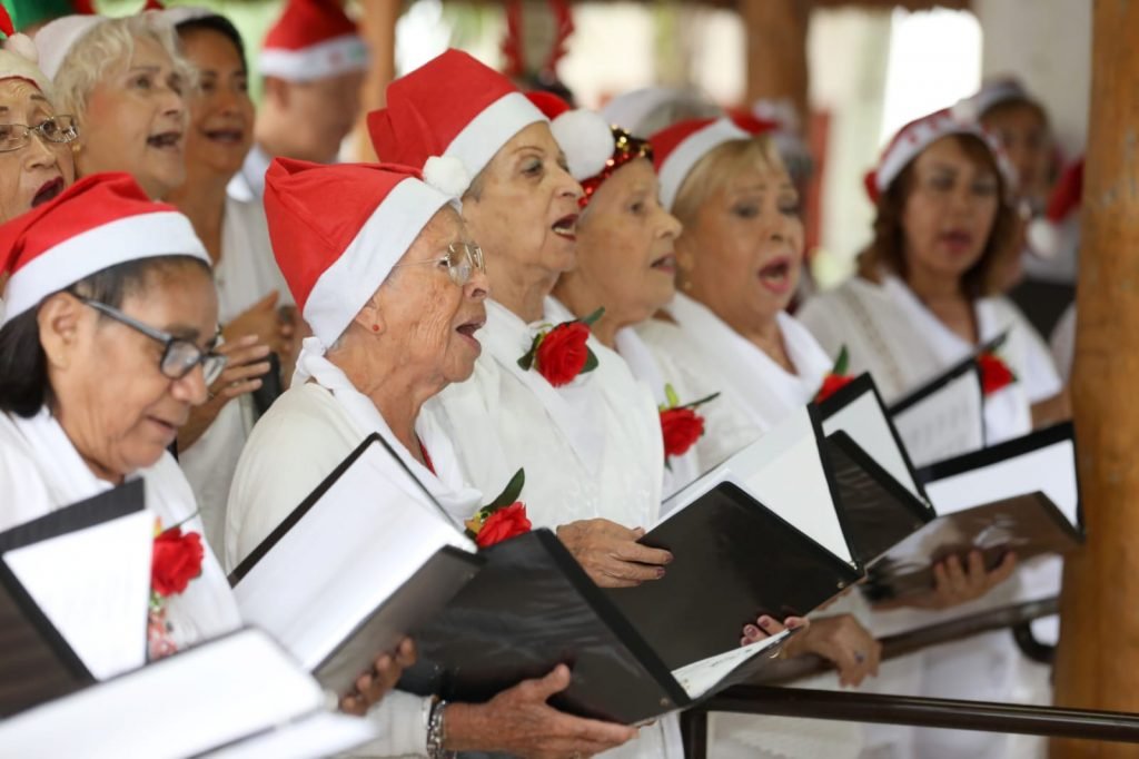 FESTEJO NAVIDEÑO CON LAS SOCIAS Y SOCIOS DEL CLUB DEL ADULTO MAYOR