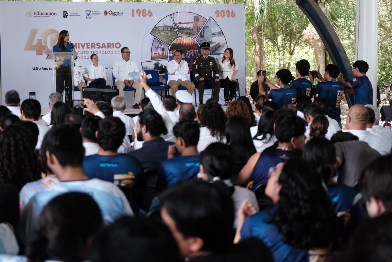 JUNTO CON ALUMNAS, ALUMNOS Y PERSONAL DOCENTE, MARA LEZAMA CELEBRA 40 AÑOS DEL TECNOLÓGICO DE CANCÚN