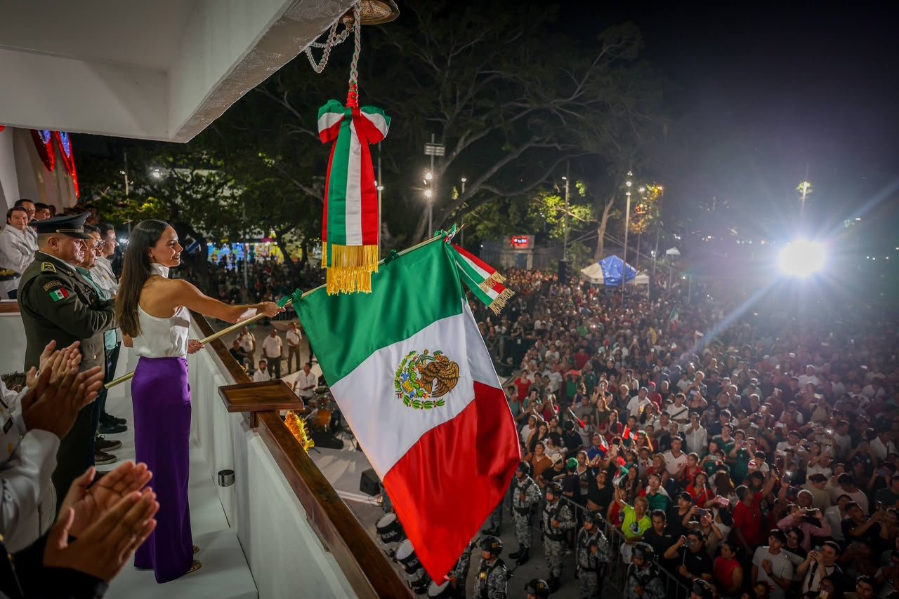CELEBRA ANA PATY PERALTA CON MILES DE CANCUNENSES EL GRITO DE INDEPENDENCIA DE MÉXICO