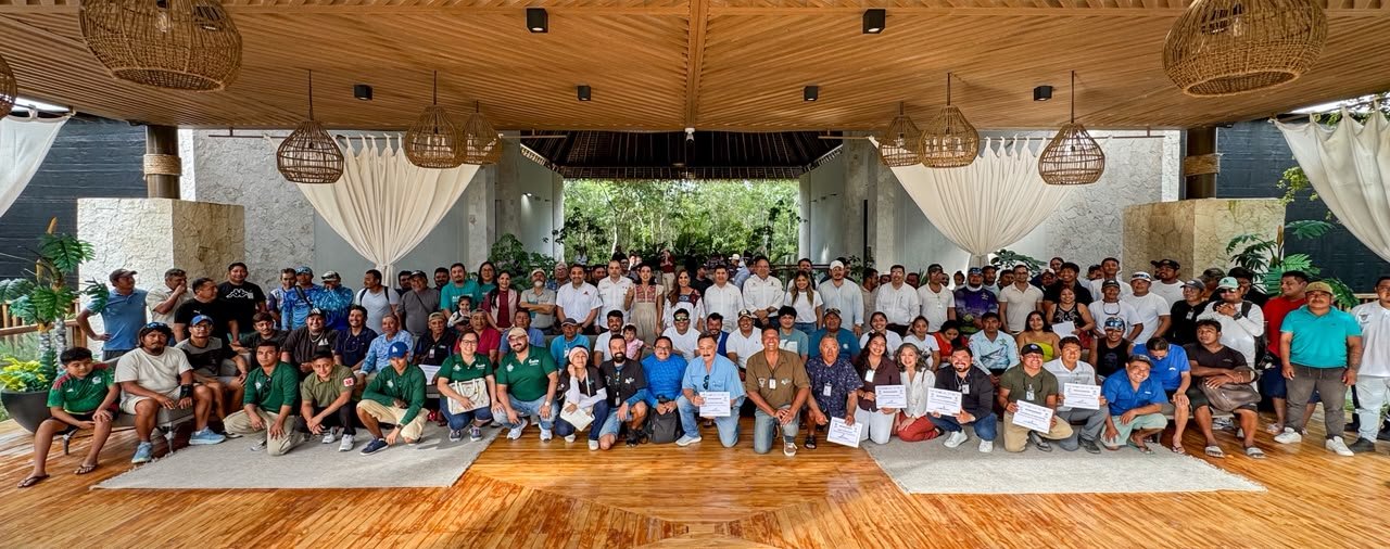 ENTREGAN MARA LEZAMA Y JOSEFINA RODRÍGUEZ, TITULAR DE SECTUR, PRIMERAS 195 DE CREDENCIALES A PRESTADORES DE SERVICIOS DEL PARQUE DEL JAGUAR