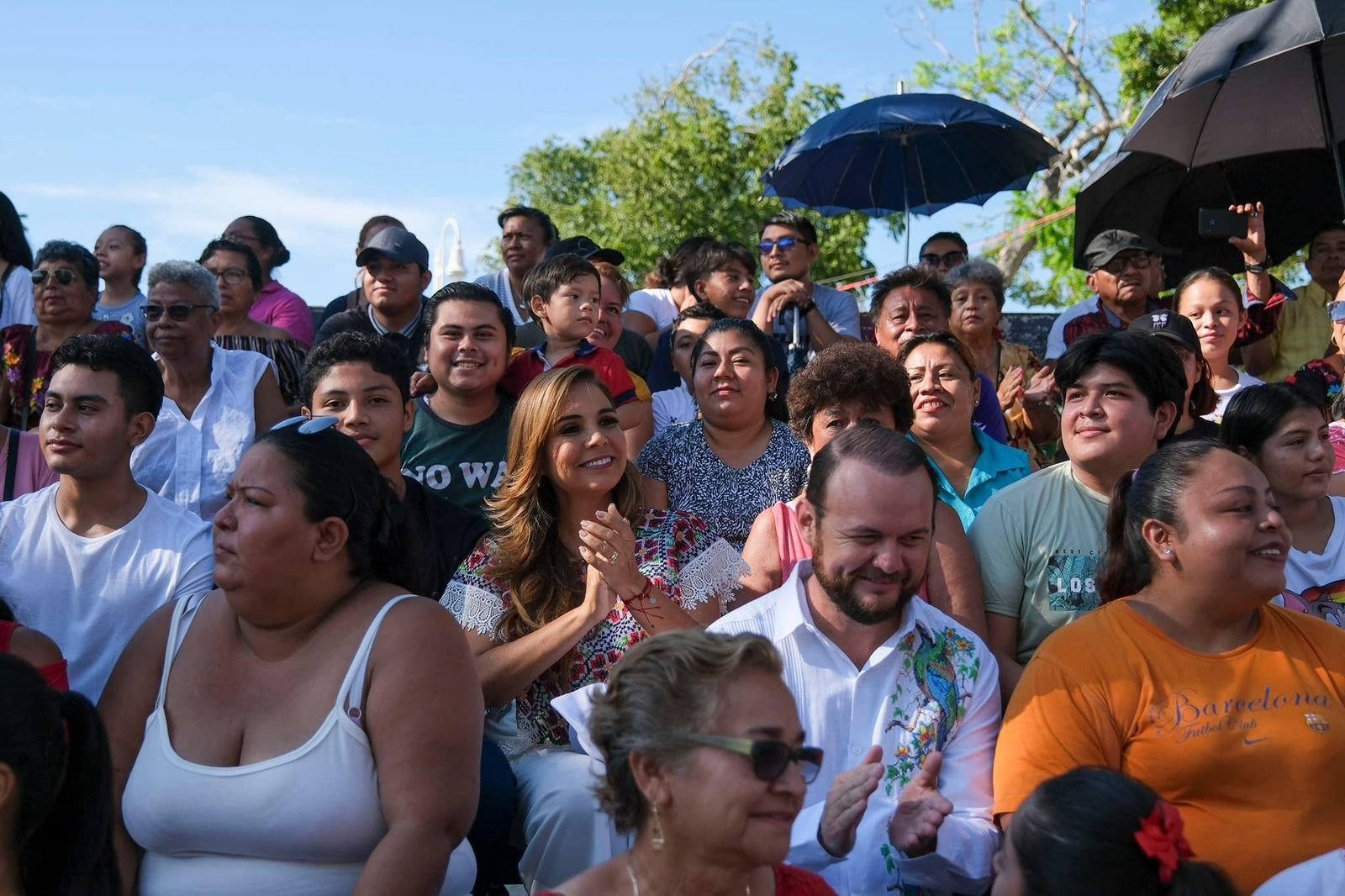 PRESIDE MARA LEZAMA CON EL PUEBLO EL DESFILE CÍVICO MILITAR