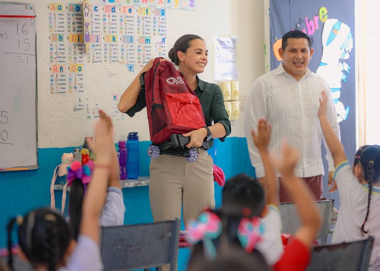AYUDA ANA PATY PERALTA EN ENTREGA DE MOCHILAS Y ÚTILES ESCOLARES DE GOBIERNO DEL ESTADO