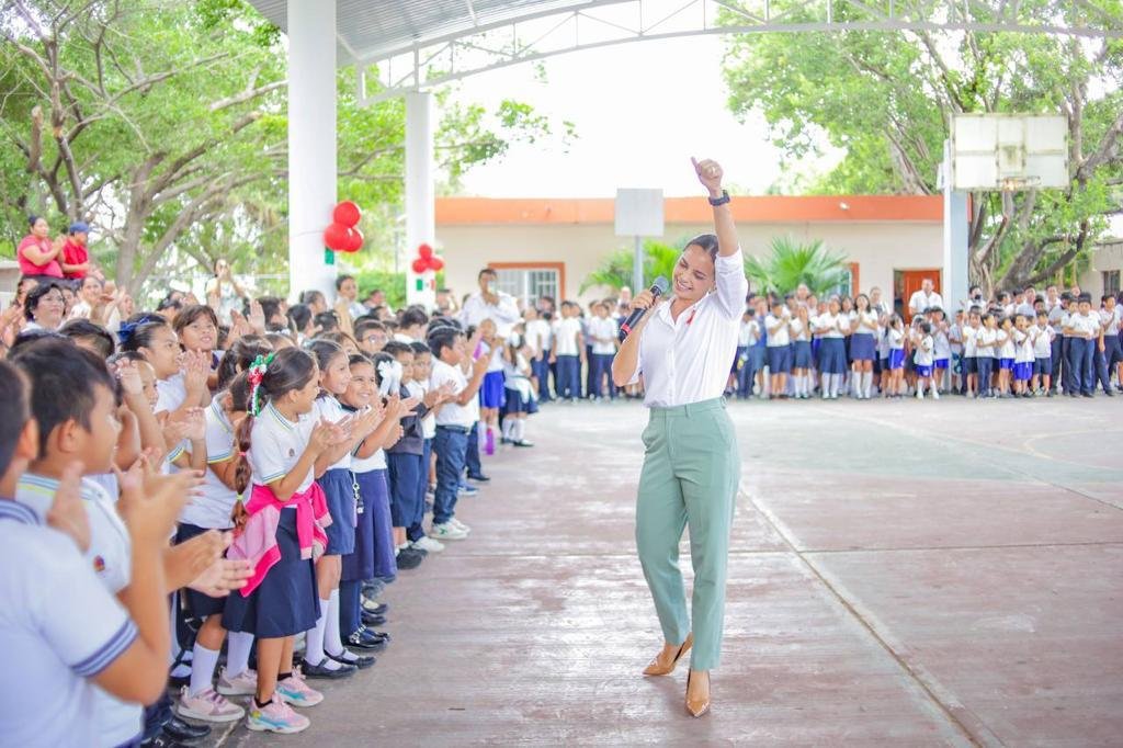 RESPALDA ANA PATY PERALTA PARTICIPACIÓN DE PADRES DE FAMILIA PARA MEJORAR INFRAESTRUCTURA EDUCATIVA