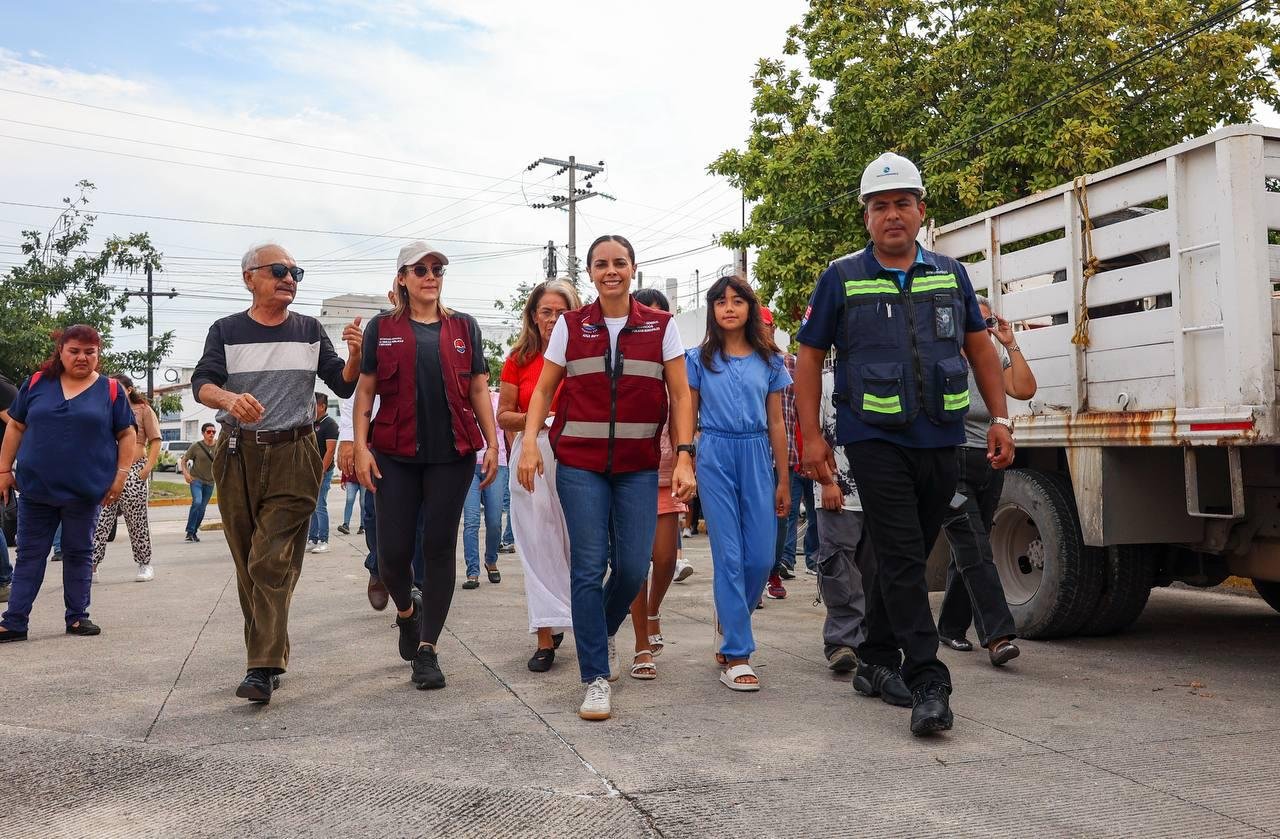 SUPERVISA ANA PATY PERALTA TRABAJOS DE RENOVACIÓN DE RED DE DRENAJE SANITARIO