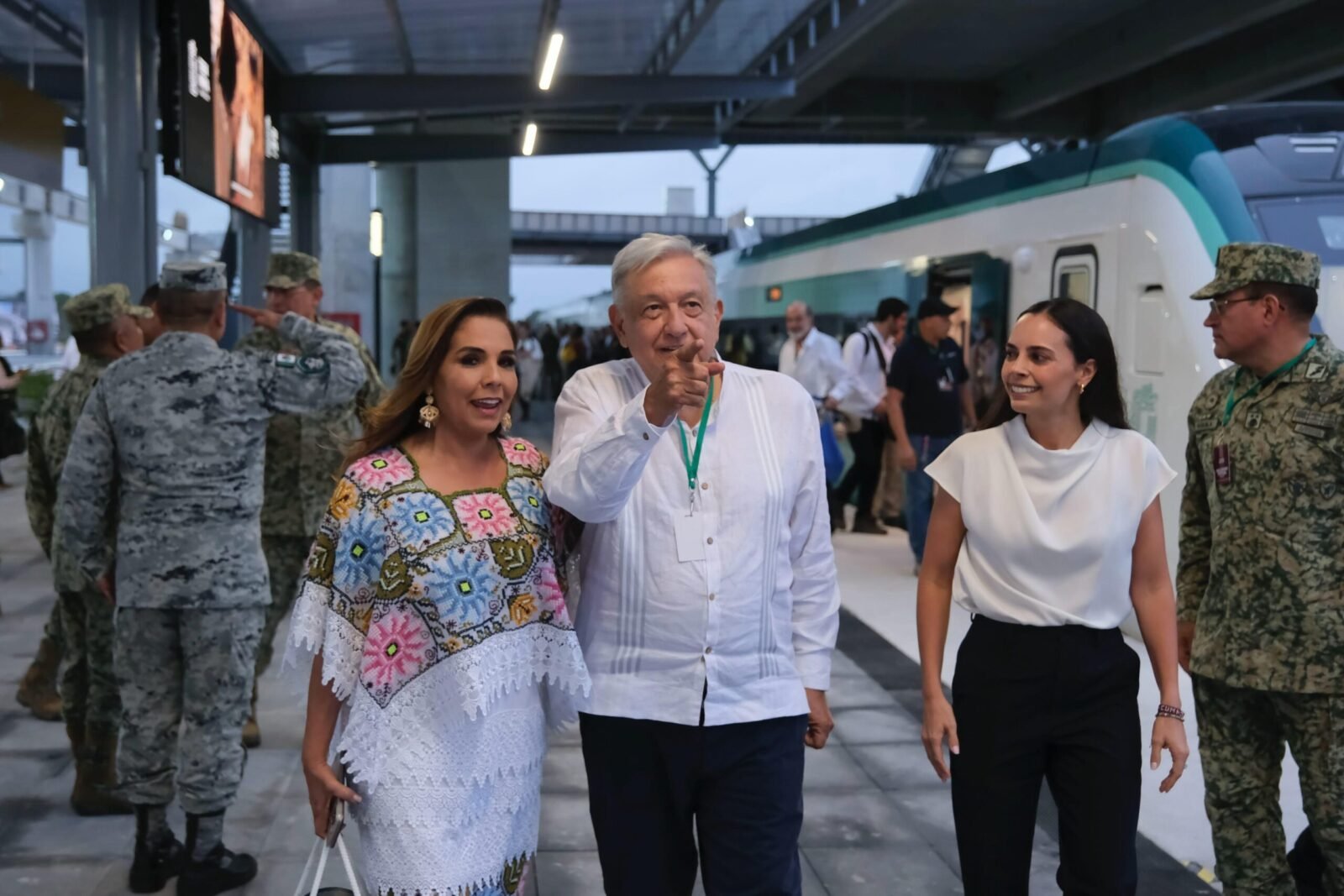 ACOMPAÑA MARA LEZAMA AL PRESIDENTE ANDRÉS MANUEL LÓPEZ OBRADOR EN INAUGURACIÓN DEL PRIMER TRAMO DEL TREN MAYA