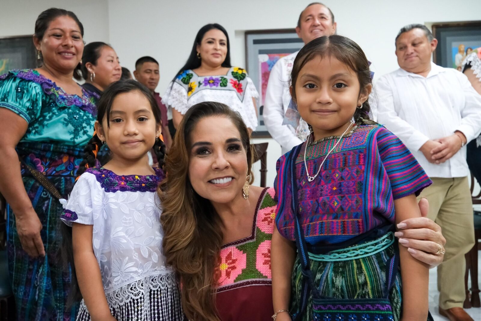 DESPUÉS DE 42 AÑOS DE INCERTIDUMBRE, MARA LEZAMA ENTREGA 44 TÍTULOS DE PROPIEDAD A HABITANTES DE MAYABALAM Y KUCHUMATÁN