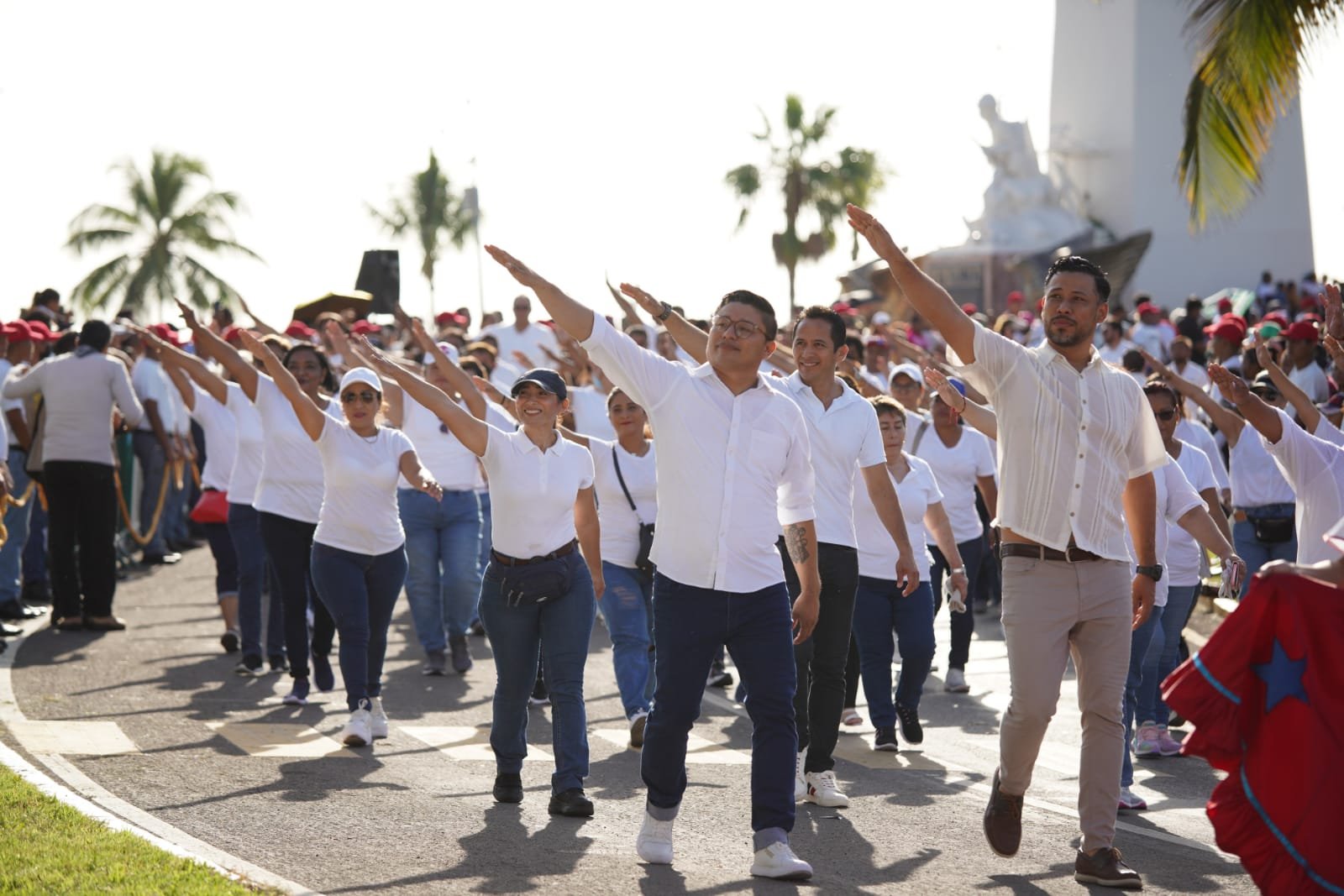 CON EL PUEBLO MARA LEZAMA PRESENCIA EL DESFILE DE LA REVOLUCIÓN MEXICANA EN CHETUMAL