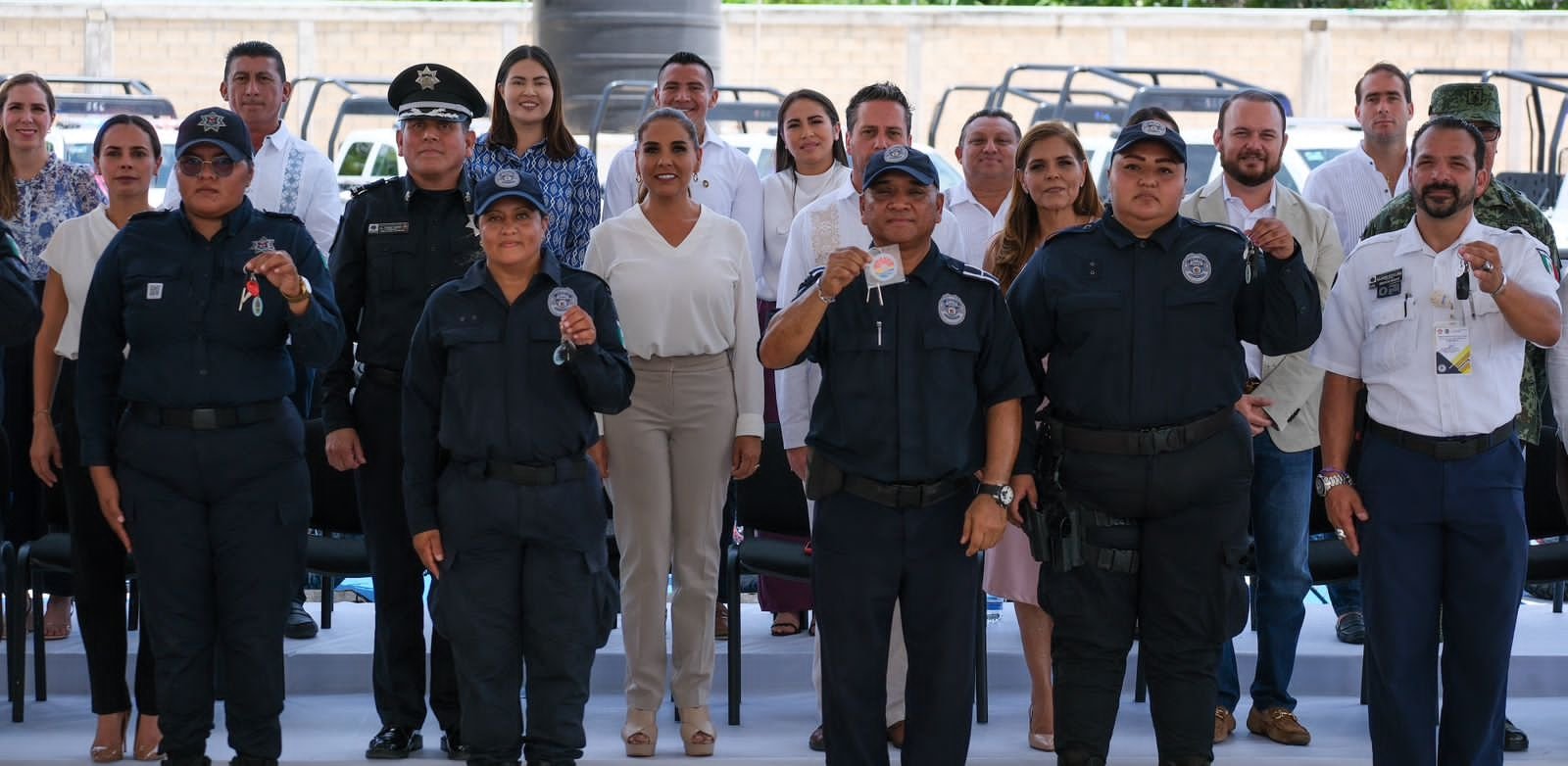 MARA LEZAMA ENTREGA VEHÍCULOS Y EQUIPAMIENTO A BENITO JUÁREZ PARA EL FORTALECIMIENTO DE LA SEGURIDAD