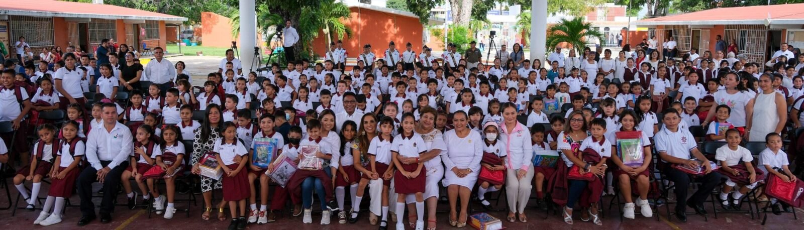 CON ENTREGA DE ÚTILES, UNIFORMES Y MOCHILAS MARA LEZAMA INAUGURA EL CICLO ESCOLAR 2023-2024