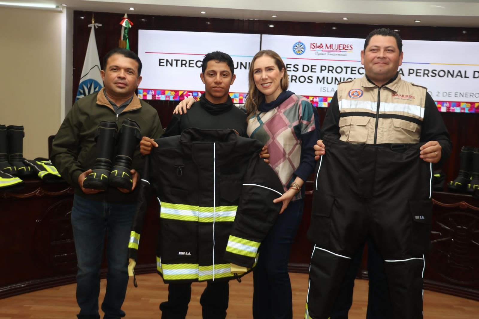 ATENEA GÓMEZ RICALDE FORTALECE AL CUERPO DE BOMBEROS CON ENTREGA DE EQUIPO DE PROTECCIÓN