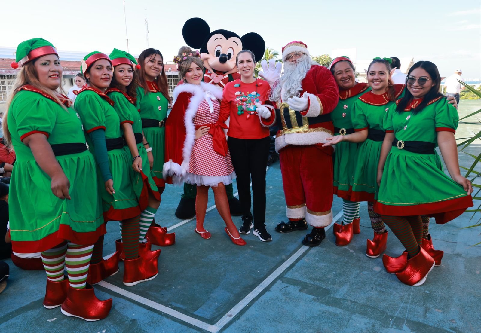 ATENEA GÓMEZ RICALDE LLEVA LA MAGIA DE LA NAVIDAD A LAS ESCUELAS DE ISLA MUJERES