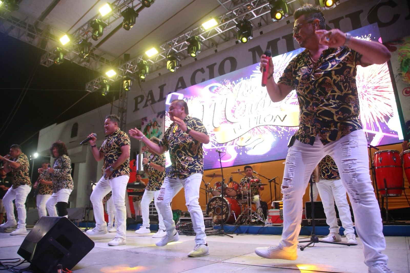 CONTINÚA LA FIESTA DEL CARNAVAL ISLA MUJERES CON LA NOCHE DE AGUA