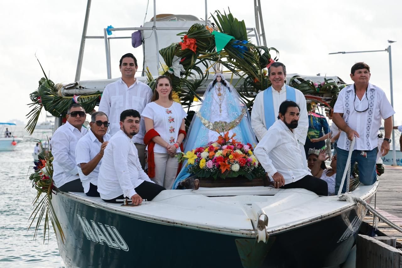 FAMILIAS ISLEÑAS CELEBRAN LA PROCESIÓN MARÍTIMA EN HONOR DE LA VIRGEN DE LA INMACULADA CONCEPCIÓN