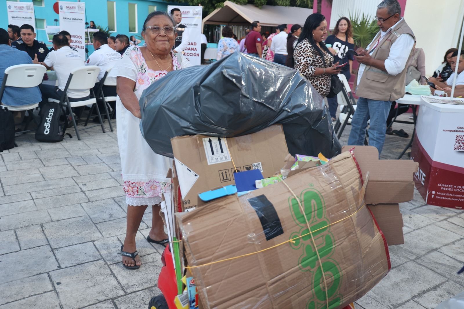 ATENEA GÓMEZ RICALDE PROMUEVE LA CULTURA DEL RECICLAJE A TRAVÉS DE LA “TIENDITA ECOLÓGICA” EN ISLA MUJERES