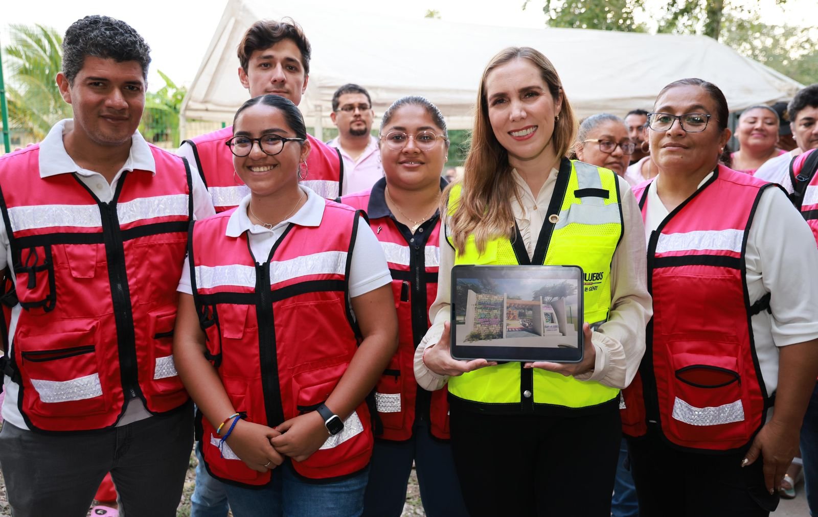 ATENEA GÓMEZ COLOCA LA PRIMERA PIEDRA DEL PARQUE LA VICTORIA EN LA ZONA CONTINENTAL DE ISLA MUJERES