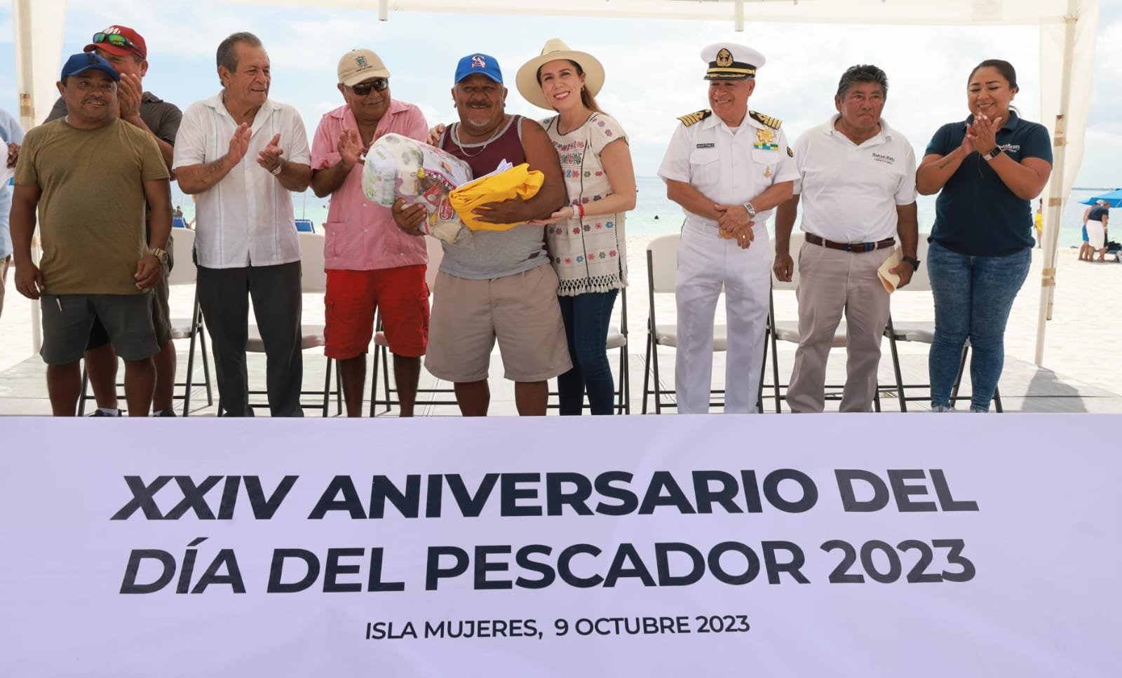 ATENEA GÓMEZ RICALDE RINDE HOMENAJE A LOS PESCADORES EN EL 24 ANIVERSARIO DEL DÍA DEL PESCADOR EN ISLA MUJERES