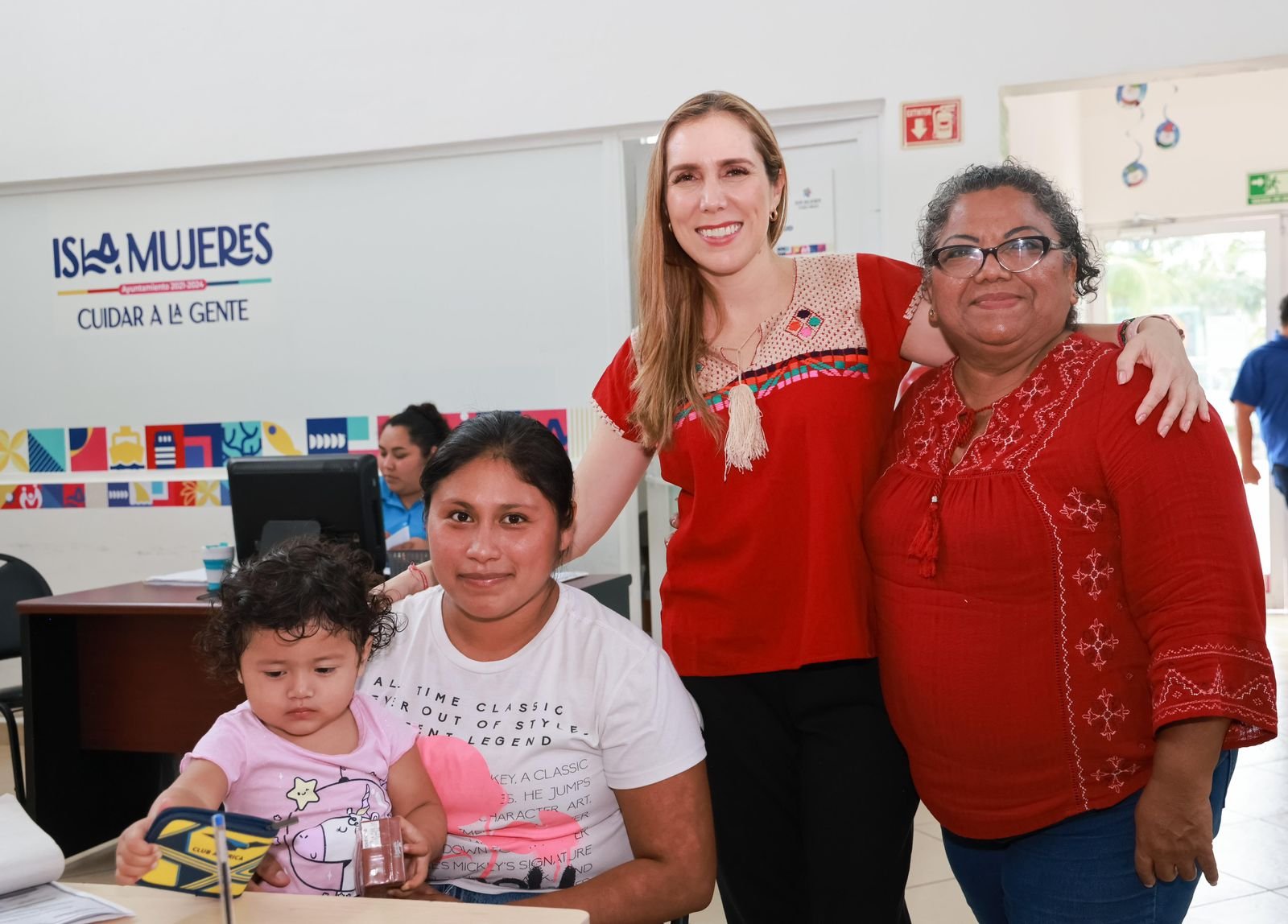 ATENEA GÓMEZ RICALDE SUPERVISA REGISTROS AL PROGRAMA 'ISLEÑA DE CORAZÓN' EN ISLA MUJERES