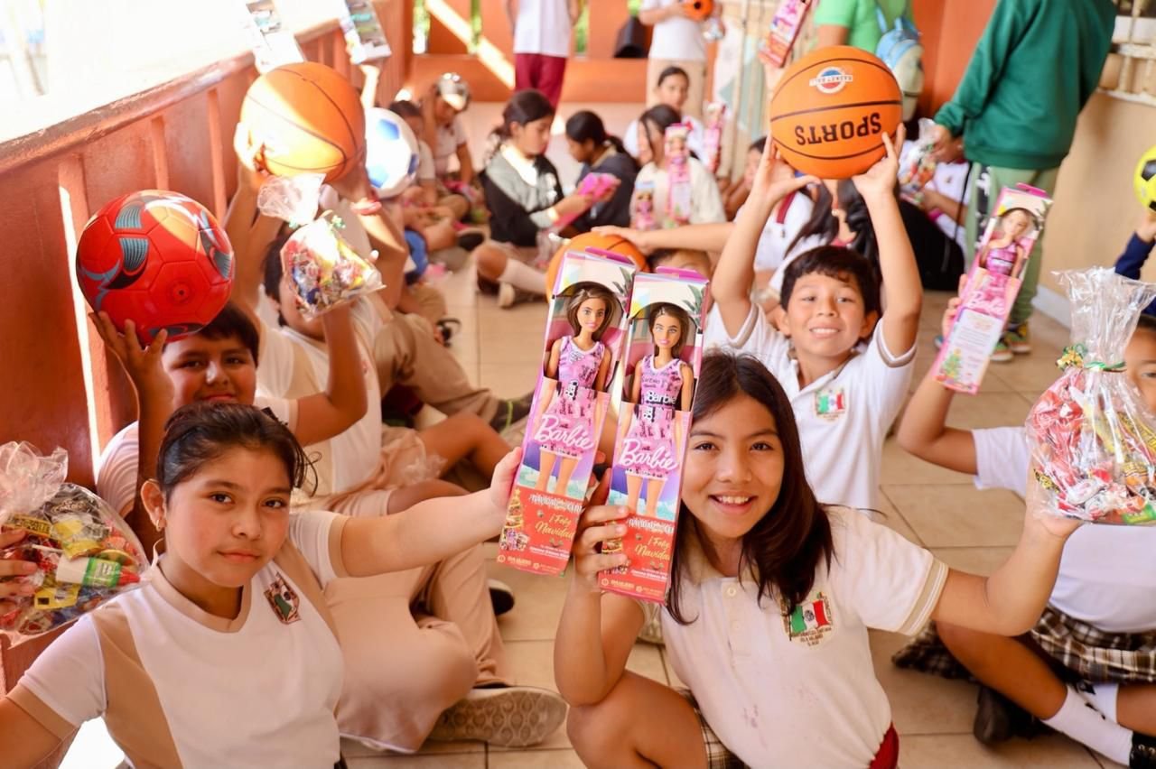 ATENEA GÓMEZ RICALDE CONTINÚA LLEVANDO ALEGRÍAS A LAS NIÑAS Y NIÑOS DE ISLA MUJERES