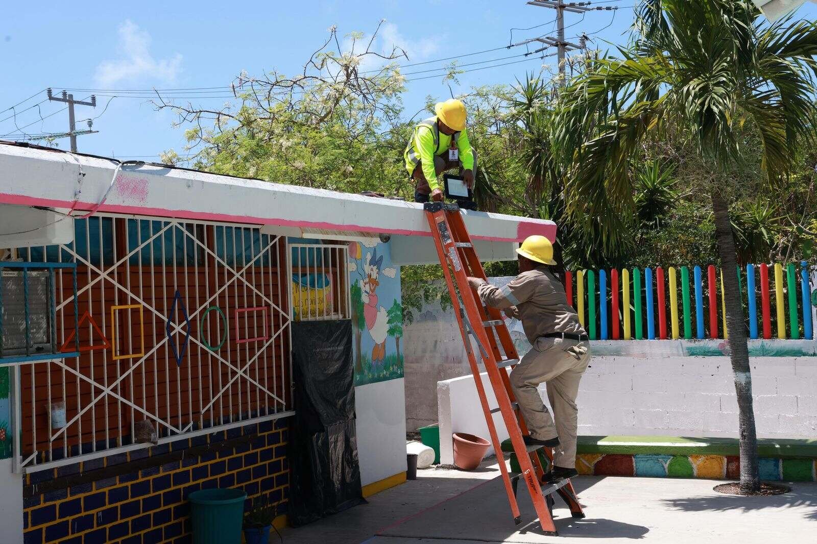 GOBIERNO MUNICIPAL ENTREGA NUEVAS LUMINARIAS EN EL KÍNDER ISLA MUJERES PARA BRINDAR MAYOR SEGURIDAD