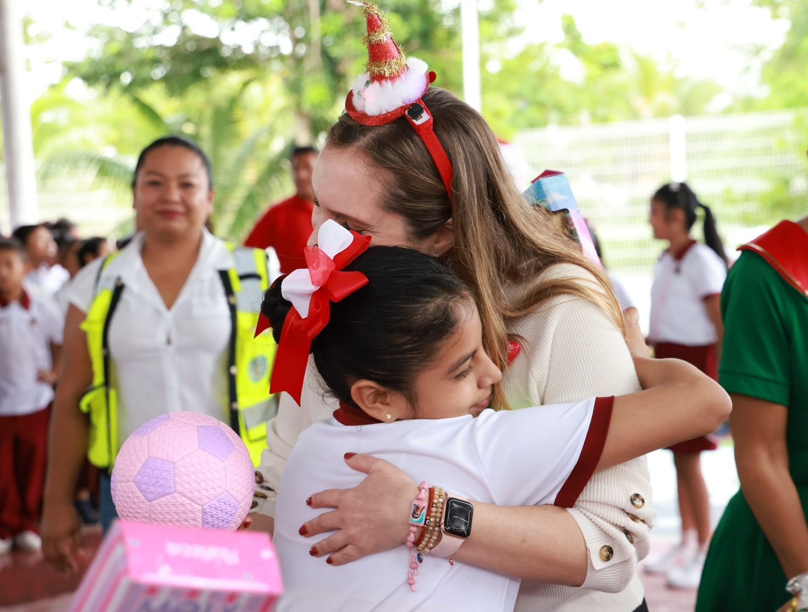 ATENEA GÓMEZ RICALDE LLEVA EL PROGRAMA NAVIDAD EN TU ESCUELA A ZONA CONTINENTAL