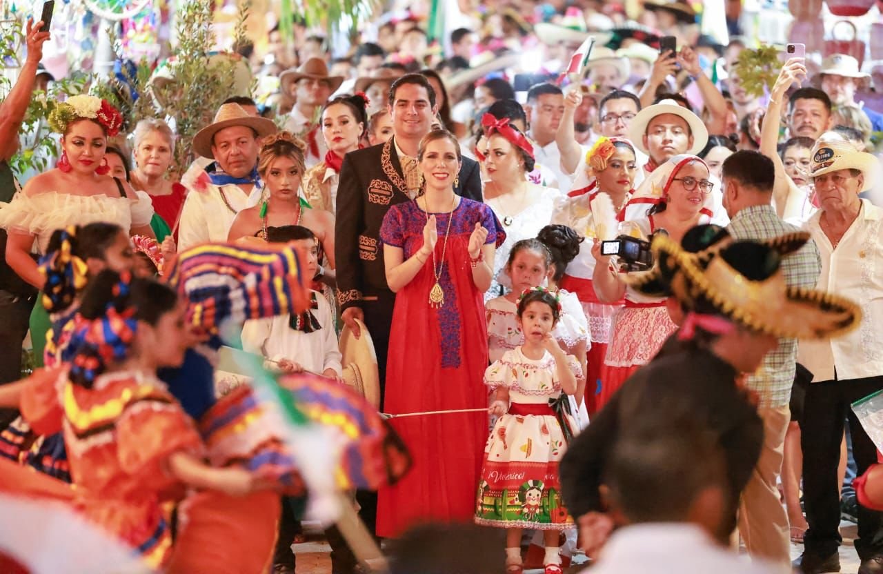 ATENEA GÓMEZ CELEBRA DESFILE MEXICANO CON FAMILIAS ISLEÑAS Y TURISTAS