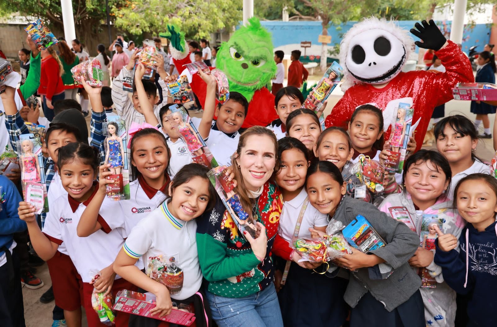 ATENEA GÓMEZ RICALDE LLEVA ALEGRÍA A MILES DE NIÑAS Y NIÑOS DE ISLA MUJERES EN ESTA NAVIDAD
