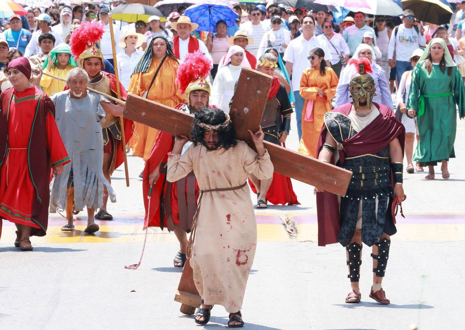EXITOSA REPRESENTACIÓN DEL VÍA CRUCIS EN ISLA MUJERES CON LA PARTICIPACIÓN DE MÁS DE MIL 200 PERSONAS