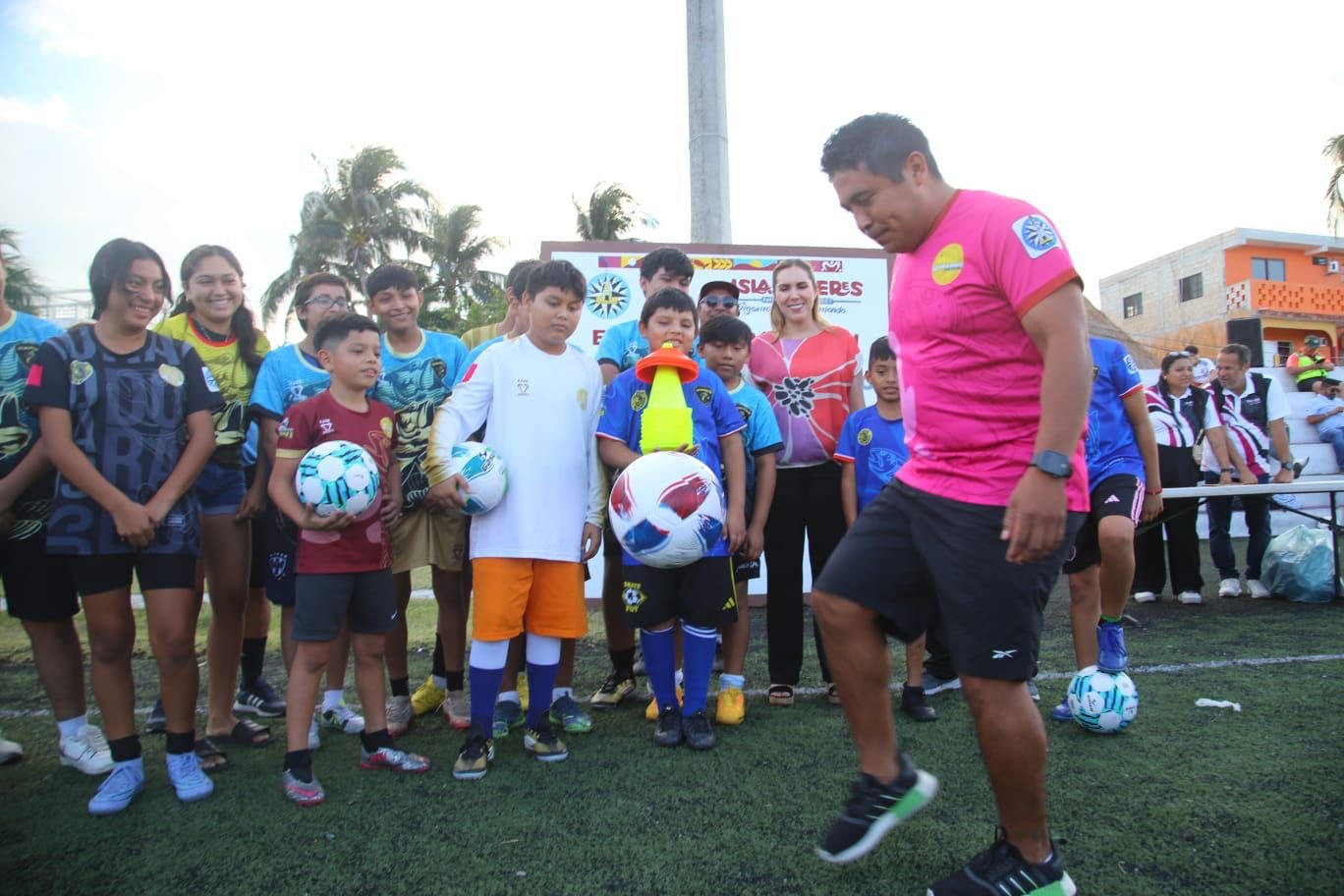 ATENEA GÓMEZ RICALDE IMPULSA EL DEPORTE EN ISLA MUJERES CON ENTREGA DE MATERIAL A ESCUELAS DE FÚTBOL
