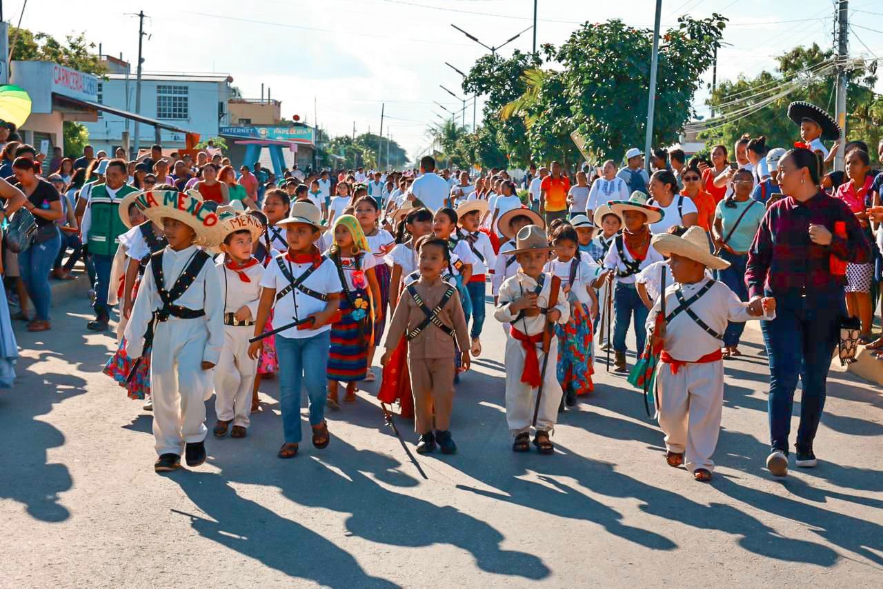 PRESIDE ATENEA GÓMEZ RICALDE EL DESFILE DE LA REVOLUCIÓN MEXICANA EN LA ZONA CONTINENTAL DE ISLA MUJERES
