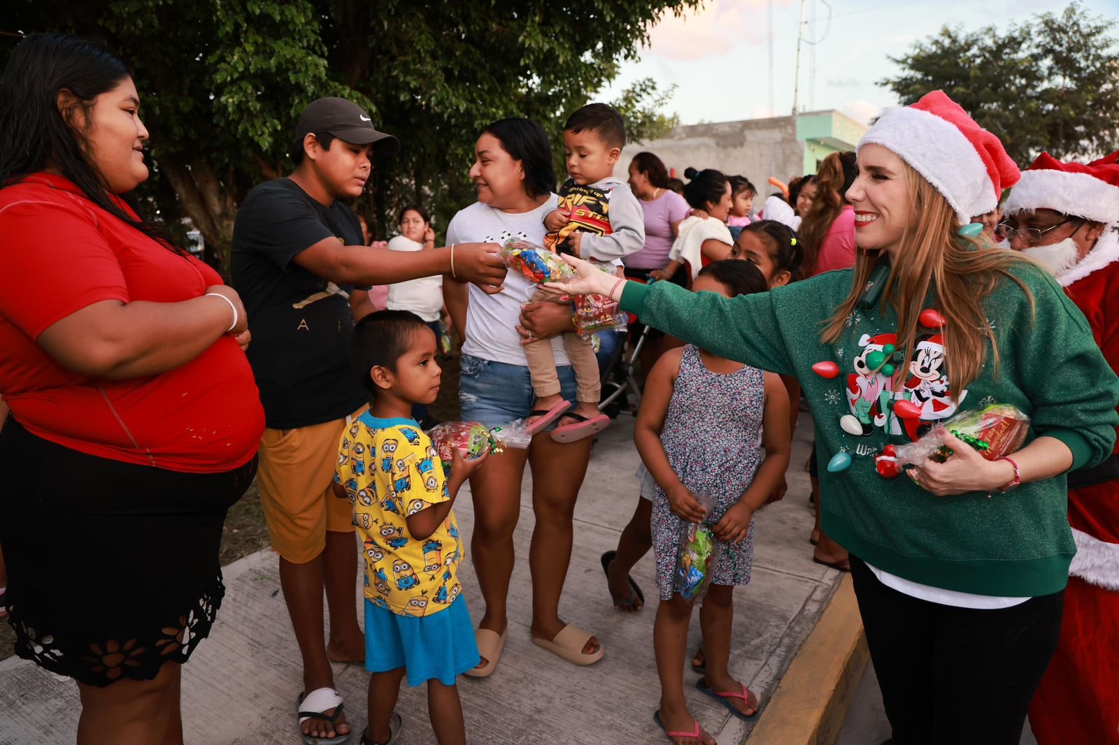 FAMILIAS ISLEÑAS PARTICIPAN CON GRAN ENTUSIASMO EN EL MEGA DESFILE NAVIDEÑO DE LA ZONA CONTINENTAL