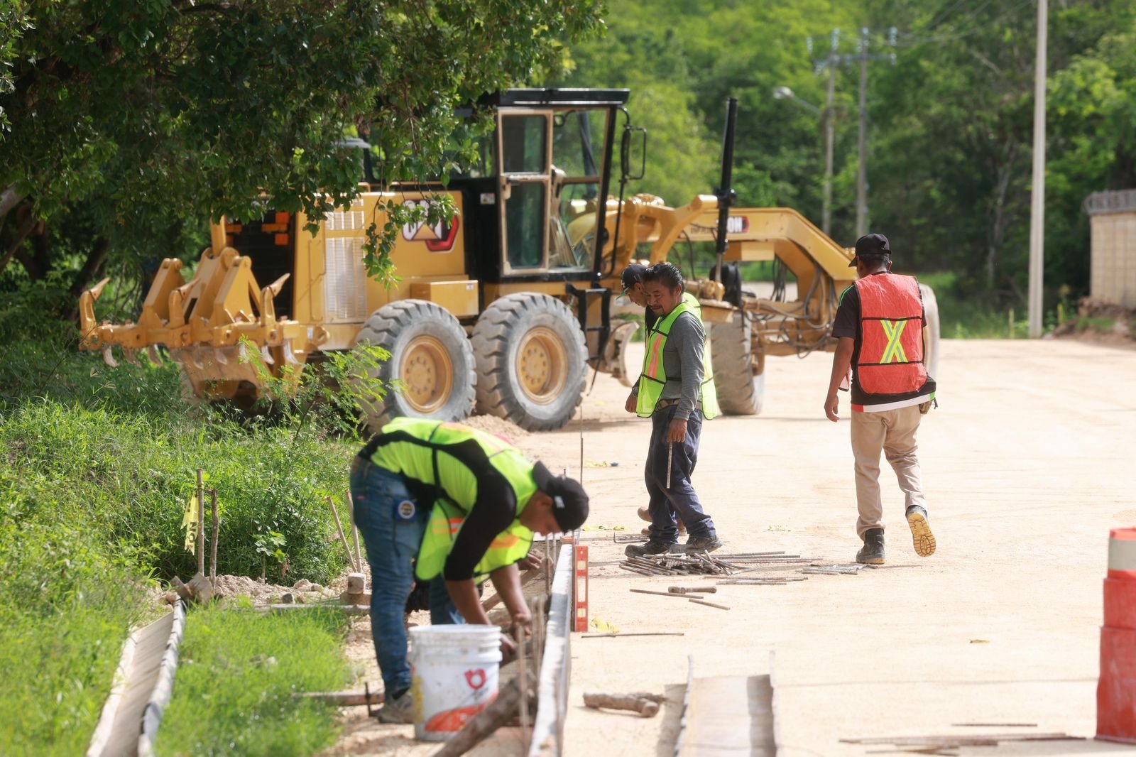 ATENEA GÓMEZ RICALDE SUPERVISA AVANCES DE LA OBRA DE PAVIMENTACIÓN EN LA CALLE DE ACCESO AL BACHILLERES DE CIUDAD MUJERES