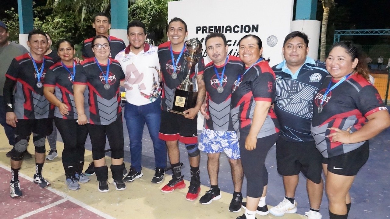 EL GOBIERNO MUNICPAL DE ISLA MUJERES A TRAVÉS DE LA DIRECCIÓN DE DEPORTE PROMUEVE LA SALUD Y ACTIVACIÓN FÍSICA CON LA PRÁCTICA DEL VOLEIBOL