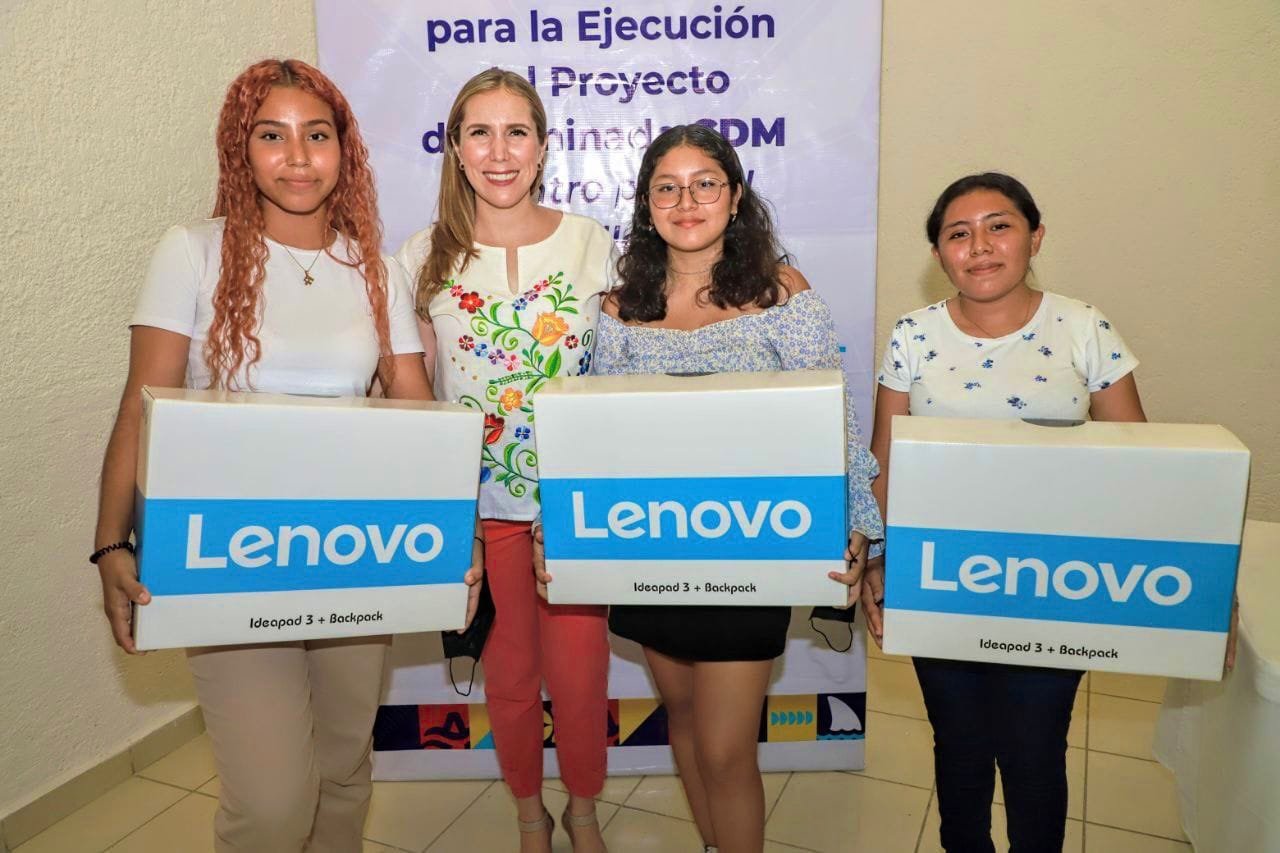 ATENEA GÓMEZ ENTREGA COMPUTADORAS A LOS MEJORES PROMEDIOS DE BACHILLERATO